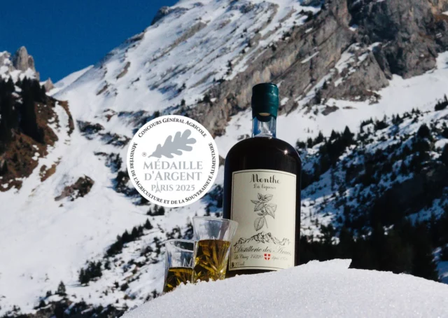 Cette année, la distillerie a présenté sa nouvelle liqueur au concours agricole : la Menthe 🌿

Et nous avons eu le plaisir de décrocher la médaille d’argent 2025🥈
C’est toujours un honneur de recevoir cette distinction, gage de qualité de nos produits ✨

Si vous ne l’avez pas encore goûté, vous avez maintenant une bonne raison 😋

#distillerie #distilleriedesaravis #liqueurs #menthe #alambic #concoursagricole