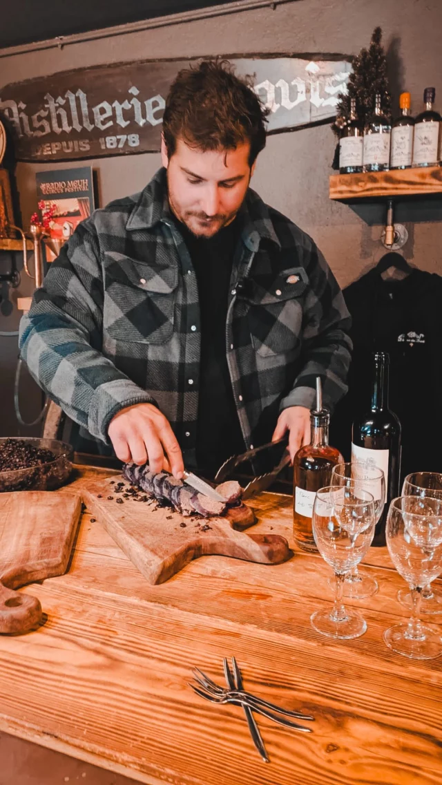 Apéro & digeos 🥃🐷

La semaine dernière, on s’est fait un dej d’équipe EXCELLENT : des diots au Marc ! 😋

Du Marc venu tout droit de chez notre cousin Guillaume @domaine.boissonnet, et des diots fait à partir de nos cochons élevés dans notre distillerie ardéchoise ! ✨

Une recette bien réconfortante dont on vous dévoile la préparation ! 😍

Alors qui est partant si on organise un apéro/digeos ? 😋

#distillerie #distilleriedesaravis #laclusaz #diots #marcderaisin #genepi #alambic #artisanat 

*l’abus d’alcool est dangereux pour la santé, à consommer avec modération*