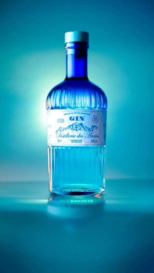 On pense déjà à vos cocktails de cet été, alors ce matin c’était préparation des macérations de GIN pour Théo 🌸🌹🌱🍋

On va laisser mijoter tout ça de bonnes semaines avant de passer à la distillation ✨

D’ailleurs vous êtes plutôt GIN en cocktails ou GIN PUR ?🧊🍸(pour les p’tits malins, le nôtre est quand même à 47 degrés… mais tellement intense et floral que ce serait presque dommage de le diluer 😋)

*l’abus d’alcool est dangereux pour la santé, à consommer avec modération* 

#distillerie #gin #distilleriedesaravis #laclusaz #alambic #maceration