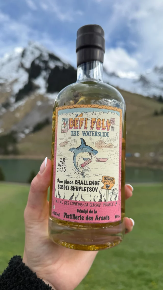 🔥 Retour sur un week-end givré au Défi Foly à La Clusaz, au légendaire lac des Confins !
Une édition encore plus folle cette année avec notre participation en tant que partenaire officiel et participants💥 :
🎁 Bouteilles custom pour les podiums et les bénévoles
🚀 Première descente de Romain sur le waterslide avec un proto monoski préparé aux p’tits oignons... et franchement, ça a glissé fort !
🛠️ Bonus exclusif : l’équipe de la distill’ a testé notre OGNI maison — un alambic flottant pour distiller l’eau du lac (ou presque 😏)

👉 Un grand merci à l’orga et aux bénévoles pour l’énergie, on reviendra encore plus barrés !

#DéfiFoly #LaClusaz #DistillerieDesAravis #OGNI #Waterslide #AlambicFlottant #distilleriearavis #laclusaz #OnEstPasLàPourTrierLesPommes
