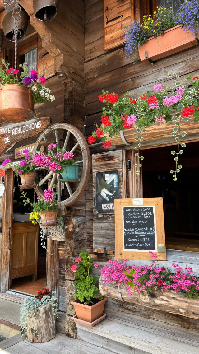 Chaque début d’été, la team DDA se réunit à l’alpage des Corbassières pour une bonne reblochonnade ! 🍽️🐮

Un menu unique que l’on partage avec une vue magique sur les Aravis. 🏔️ Toujours bien accueillis par Michaël, on profite de produits locaux : reblochon, tomme blanche…, d’un petit tour vers les veaux, et d’une belle balade pour y accéder ! 😊☀️

La saison peut officiellement commencer ! ✨
Bel été à tous ☀️

#distillerie #distilleriedesaravis #laclusaz #fermedescorbasières #aravis