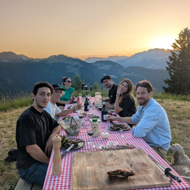 PHOTO DUMP ÉTÉ 2025 ☀️🏔️

1. Un repas d’équipe au sommet ❤️
2.La team en balade 🏔️
3.Un p’tit chien qui a tout compris à la vie 🐶
4.Sarah tente un nouvel look 
5.Tournage de cocktail avec l’office 🍸
6.Essayage des goodies (des mannequins très à l’aise…)
7.ROM et sa côte de bœuf 🥩 
8.Les beignets de Philippe de la @lafermedesvonezins 🤤
9.Des têtes de vainqueurs 
10.Rom qui ramasse de la verveine 
11.Un tournage très spécial 🤫
12.Des bons souvenirs 🫶🏼
13.L’automne pointe déjà le bout de son nez 🍄

#distillerie #distilleriedesaravis #laclusaz #aravis #summer