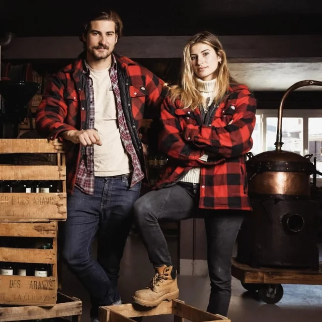 Pour le meilleur et pour le…  génépi ! 🍃 Travailler en famille, c’est un joyeux mélange d’amour, de passion, de travail acharné… et parfois de petites engueulades (sinon c’est pas drôle 😅). Mais au fond, on ne changerait ça pour rien au monde. Parce qu’ici, tout est une histoire de famille, de transmission, et de montagne. 🏔️ Et puis entre nous… on a tous quelque chose en nous de génépi 💚
#distilleriedesaravis #distilleriejeangauthier #famille #espritalpin #génépi #hautesavoie #teamdesaravis #entreprisefamiliale #liquidesolidesvaleurs