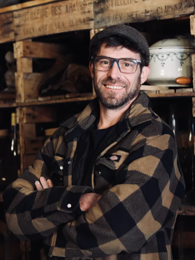 Vous connaissez déjà notre Loïs national, vous l’adorez lors des visites… et bien, il rejoint la team pour une nouvelle mission ! ✨

Loïs est désormais en charge de nos partenaires : il sillonnera le département, la région et même le pays pour venir à votre rencontre ! 😍

Alors, café, bar, restaurant, hôtel, épicerie fine, cave ou autre, n’hésitez pas à nous écrire pour solliciter la venue de Loïs dans votre commerce ! 🏔️

Aucun doute : après cette rencontre haute en couleur, notre collaboration sera aussi solide que les fixations de vos skis ! 🎿

#distilleriedesaravis #alambic #partenaires #genepi #laclusaz #distillerie