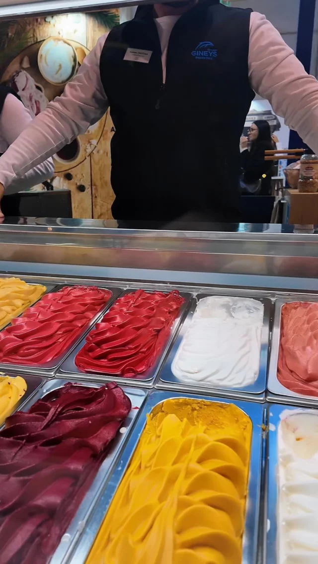 Cette semaine au Salon Alpin on en a profité pour faire une visite sur le stand de l’une de nos plus gourmandes collabs 😋

Si on vous dit glaces au Génépi et à la Sapinette ça vous chauffe ? 😍Oui oui on parle bien de nos liqueurs transformées en glaces !! 

Nous on a enfin pu les goûter et on peut vous dire qu’on s’est régalé !! ✨🍨

Pour découvrir ces pépites ça se passe chez @histoiresdeglaces 🥰 

Merci à Guillaume pour son accueil sur le stand 🤩

#distillerie #distilleriedesaravis #histoiredeglaces #laclusaz