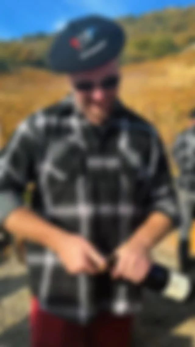 Le petit encas des Bons Vivants 🌞🔥

C’est le genre d’après-midi que l’on aime partager à la sauce Ardéchoise tout en gardant une touche savoyarde ! ✨

De midi à minuit, un brasero qui crépite, des bouteilles qui s’ouvrent, des assiettes qui se remplissent et des chants qui résonnent.

Merci aux Bons Vivants Ardéchois pour l’organisation, à Flo Garnier (Garnier TP) pour l’accueil aux petits oignons, à nos cousins du domaine Louis Chomel, à nos amis d’enfance… Bref, à toute la bande qui fait que ces instants deviennent des souvenirs. 🥰

Le soleil, la bonne bouffe, le bon vin et la meilleure des ambiances… On ne pouvait pas rêver mieux 🍷🔥❤️

#distillerie #distilleriedesaravis #ardeche #bonsvivants #genepi