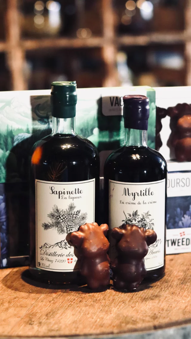 Cette année le Père Noël est passé en avance à la distillerie pour nous déposer la meilleure collab’ de l’hiver ! 🎅🏼

Avec @tweedleannecyfrenchalps, le couple de pâtissiers le plus sympa que l’on ait rencontré, nous avons créé (enfin surtout eux) deux recettes de guimauve : 
Les vaches gimauves à la sapinette et les oursons gimauves à la crème de myrtille ! 🌲🫐

On est même allés leur donner un petit coup de main la semaine dernière dans leur atelier à Bluffy, histoire de faire un petit contrôle qualité…😋

Les oursons seront disponibles exclusivement en boutique à La Clusaz à partir de début décembre ! Attention il n’y en aura pas tout le monde ! 

Spoiler alert : en plus d’être 100% locales et artisanales, on peut vous dire que ces petites guimauves sont addictives ! 😍

#distillerie #laclusaz #distilleriedesaravis #sapinette #cremedemyrtille #tweedle #gimauves